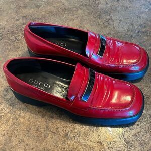 GUCCI size 35 Red Patent Leather Shoes Slides